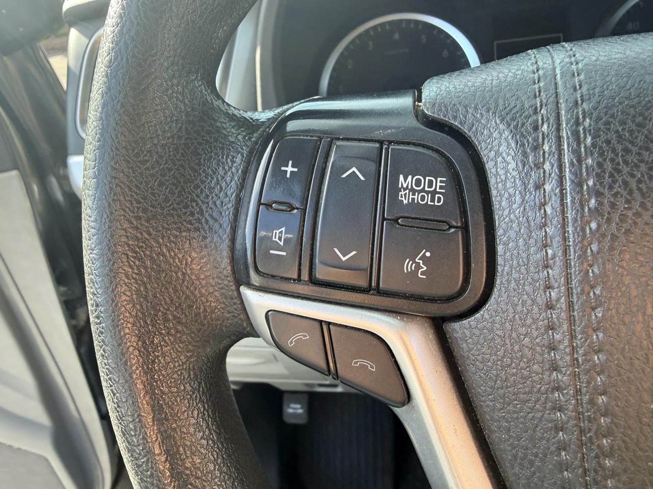 Toyota Highlander LE V6 AWD (Natl) 2019