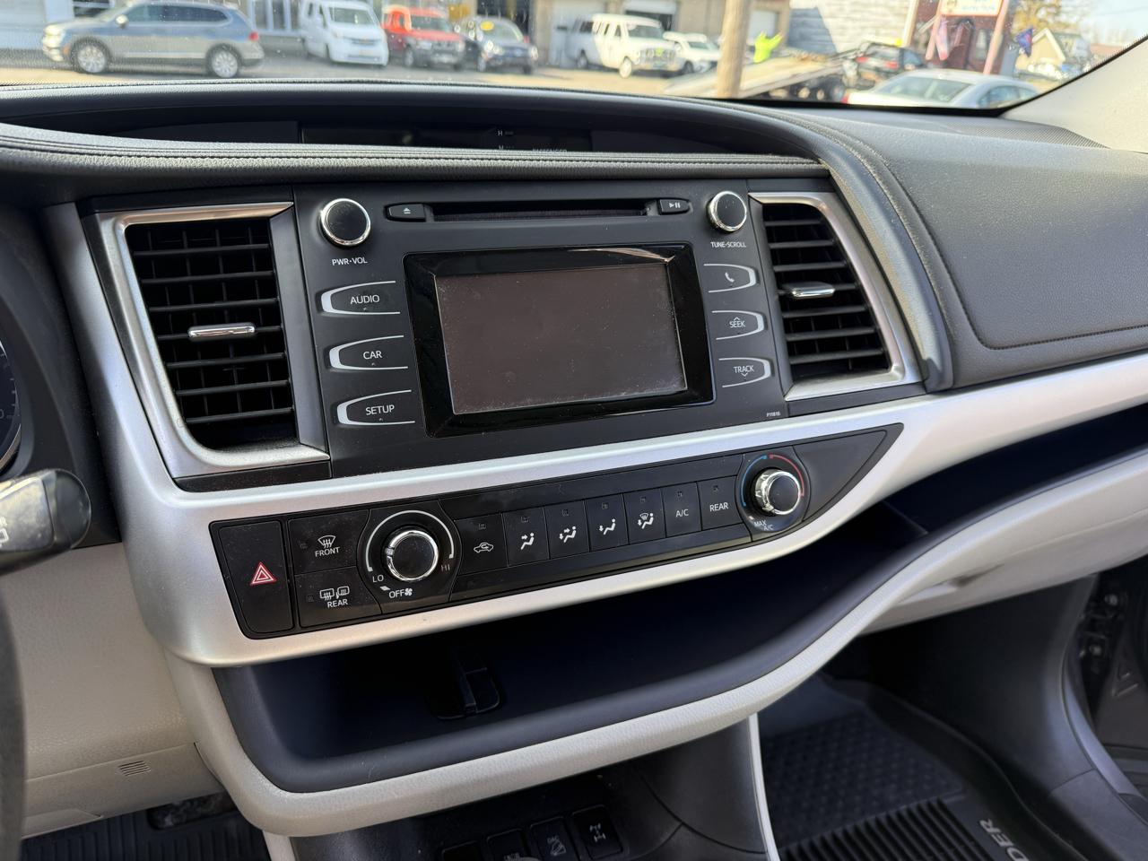 Toyota Highlander LE V6 AWD (Natl) 2019