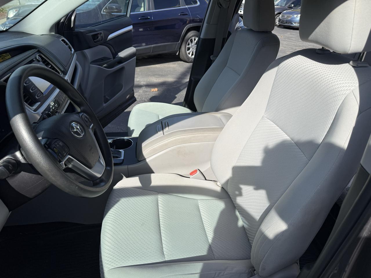 Toyota Highlander LE V6 AWD (Natl) 2019