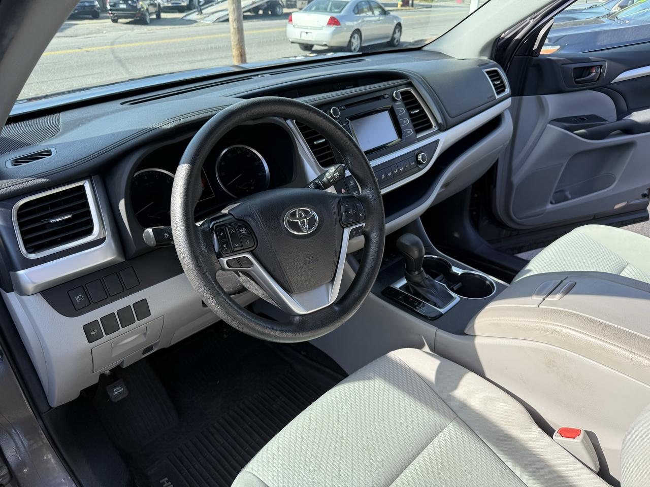 Toyota Highlander LE V6 AWD (Natl) 2019