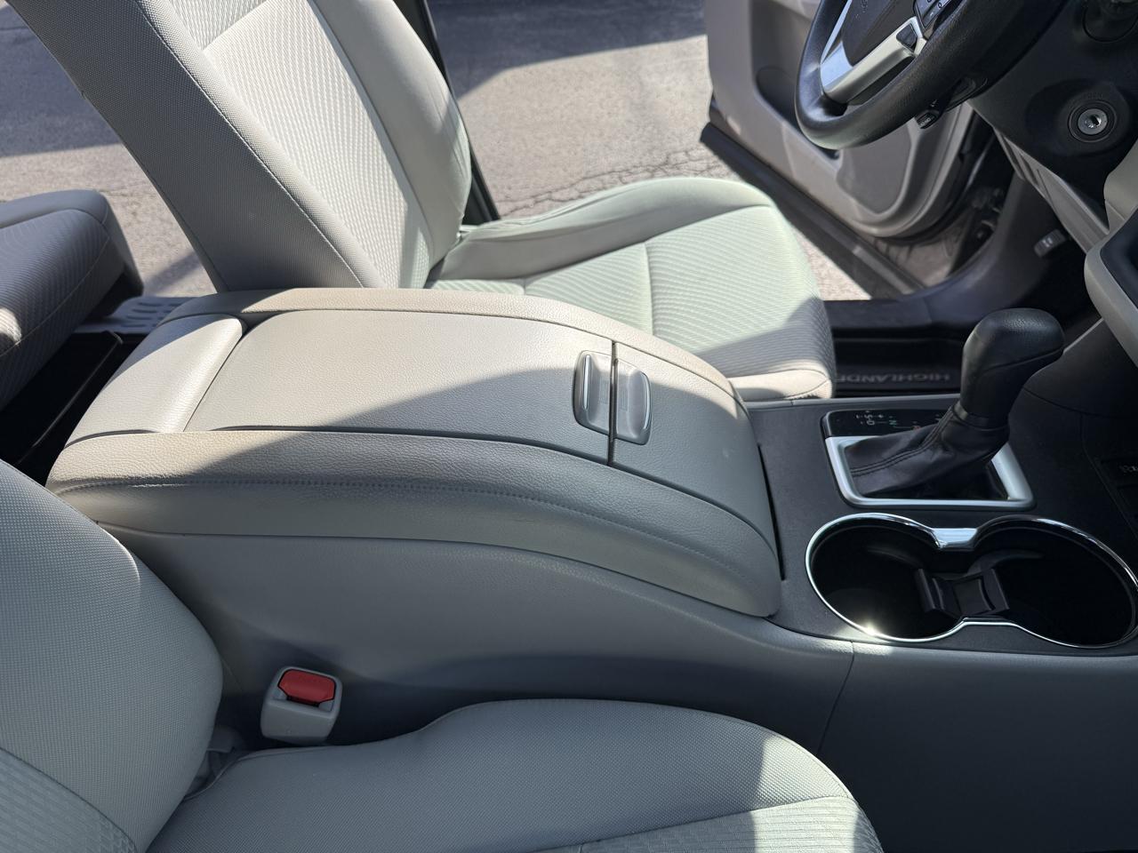 Toyota Highlander LE V6 AWD (Natl) 2019