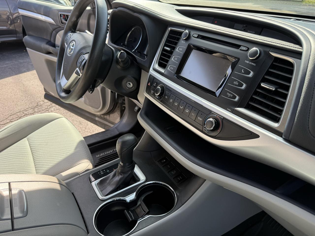 Toyota Highlander LE V6 AWD (Natl) 2019