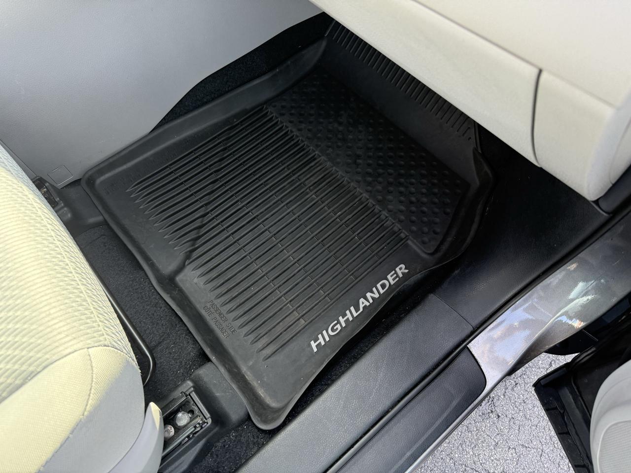 Toyota Highlander LE V6 AWD (Natl) 2019
