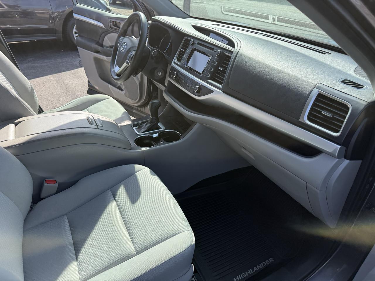 Toyota Highlander LE V6 AWD (Natl) 2019
