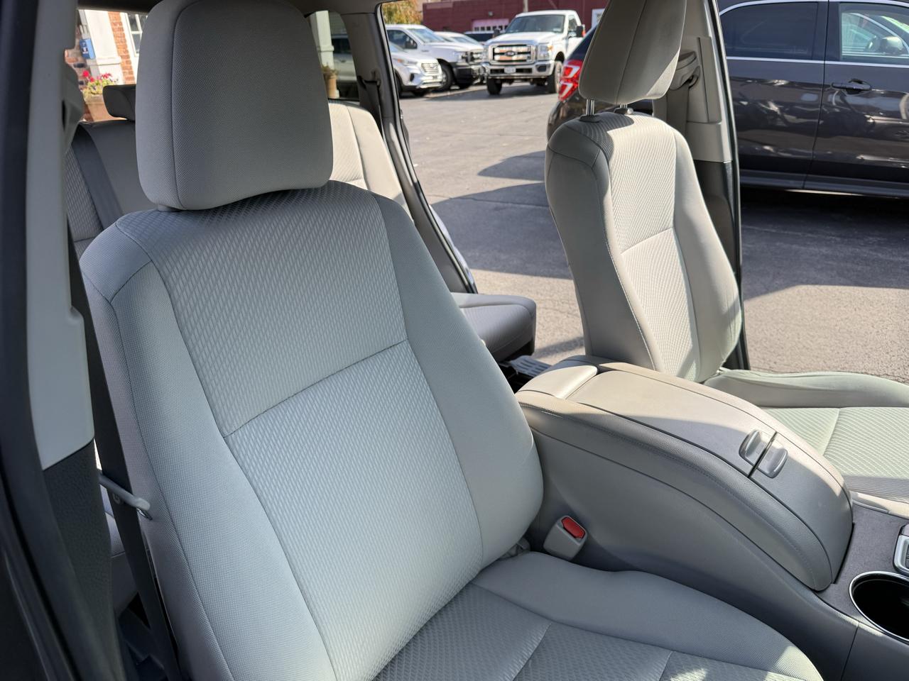 Toyota Highlander LE V6 AWD (Natl) 2019