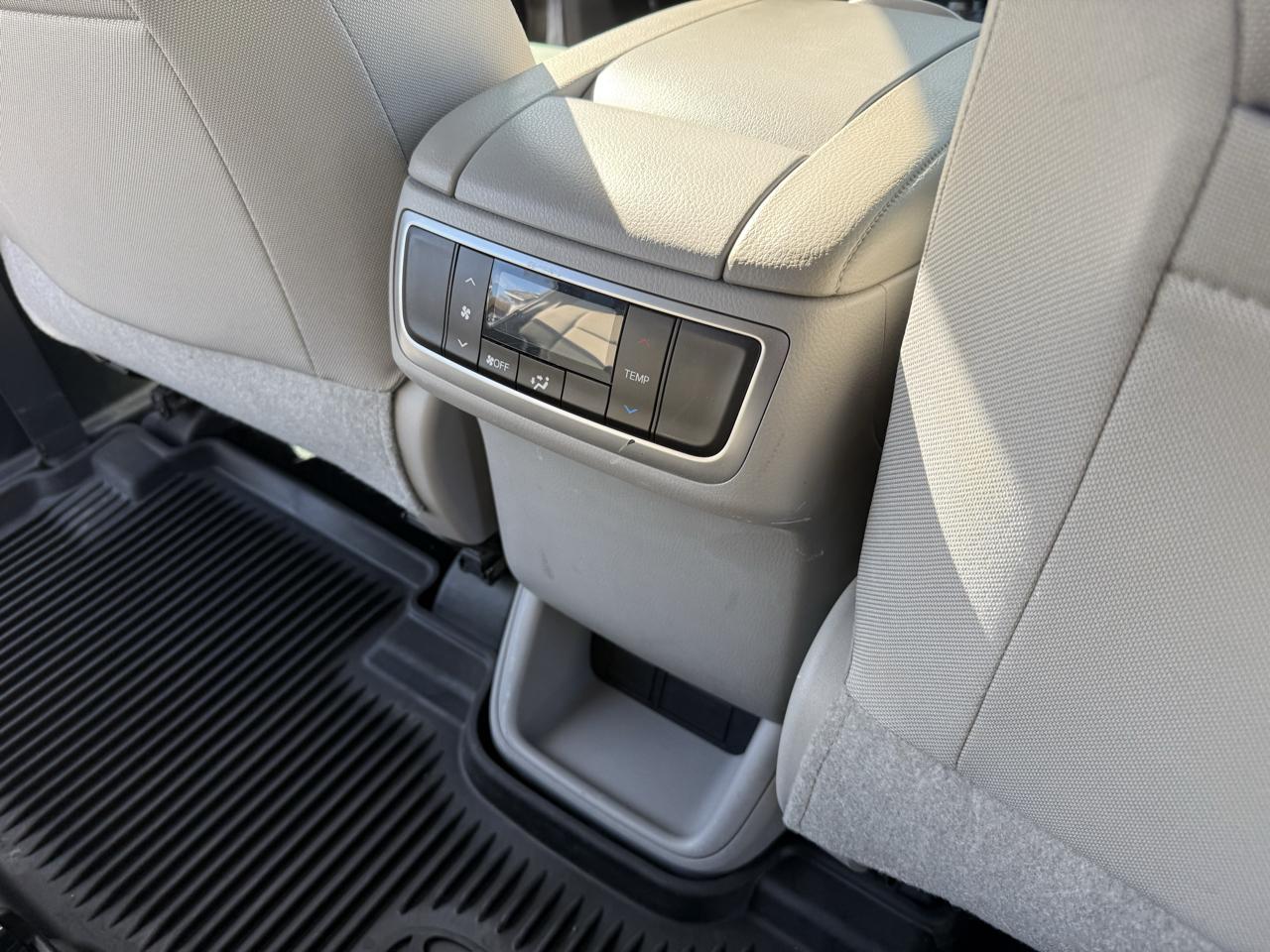Toyota Highlander LE V6 AWD (Natl) 2019