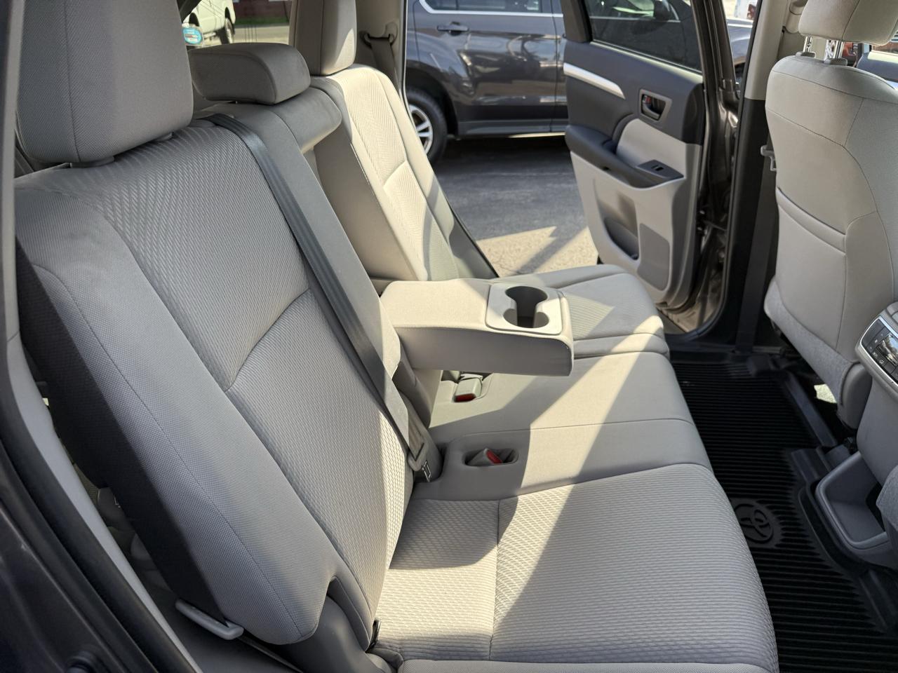 Toyota Highlander LE V6 AWD (Natl) 2019