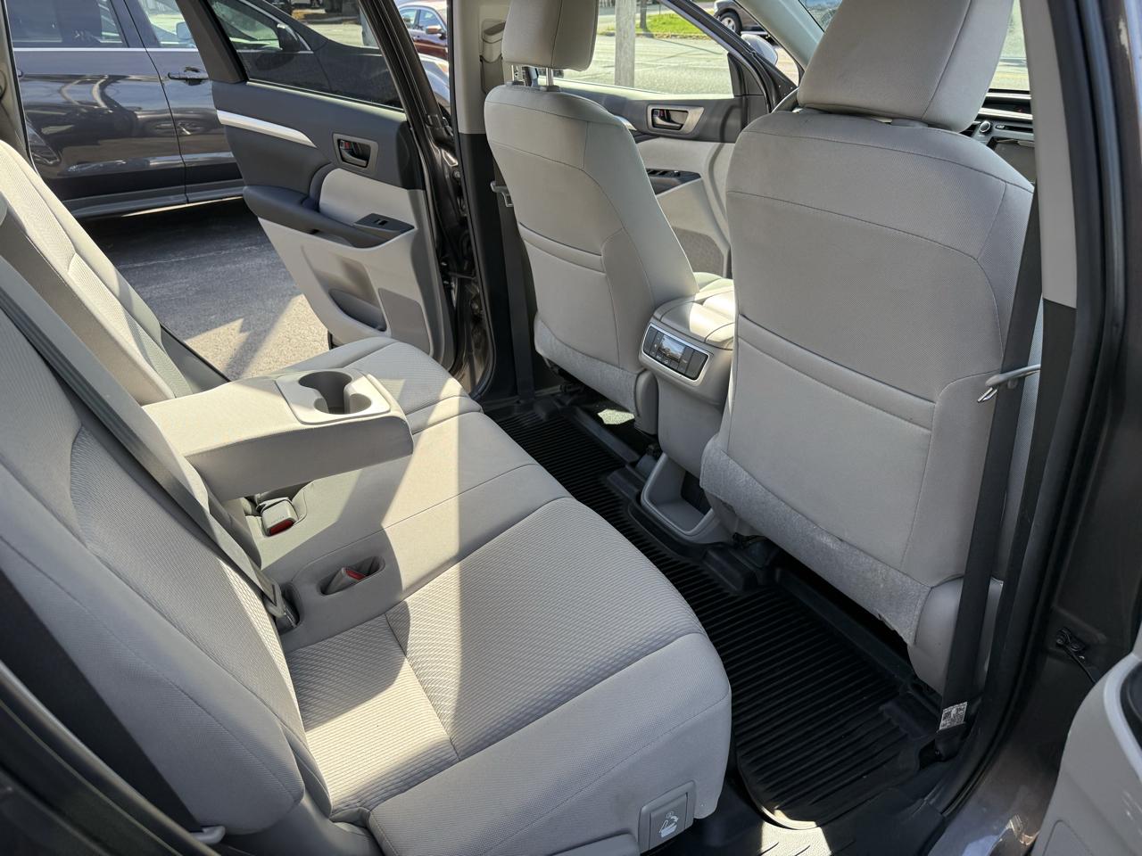Toyota Highlander LE V6 AWD (Natl) 2019