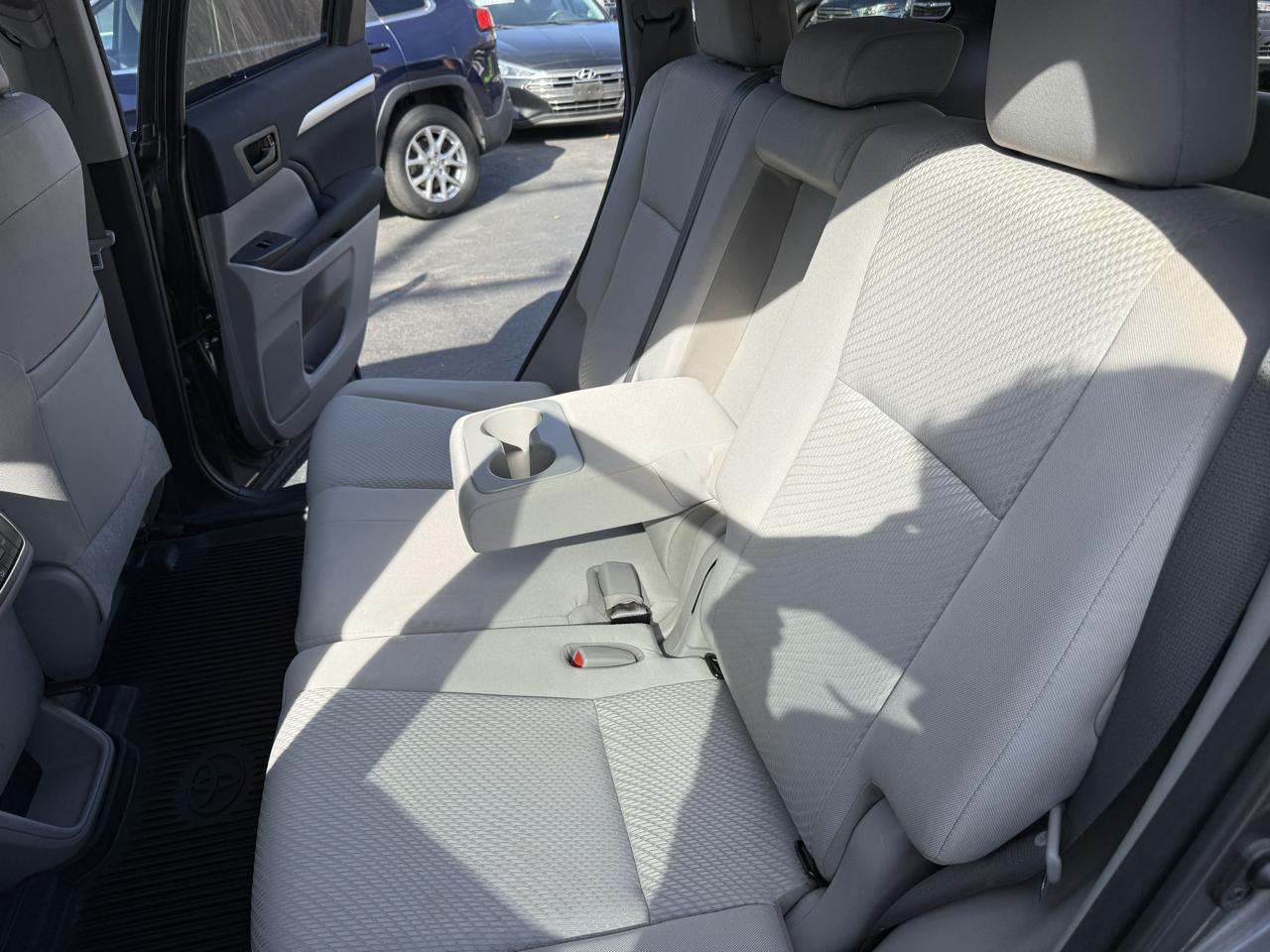 Toyota Highlander LE V6 AWD (Natl) 2019