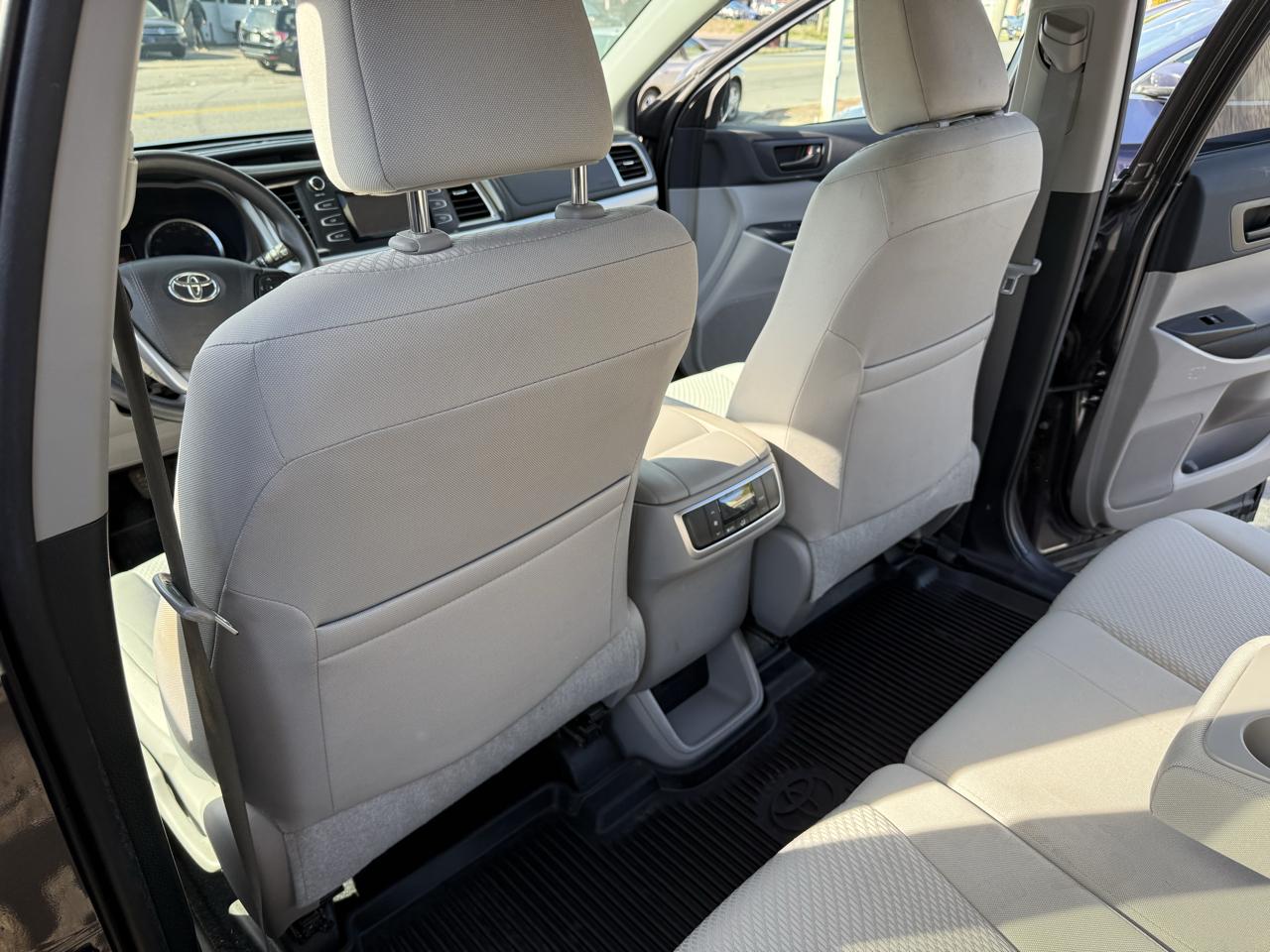 Toyota Highlander LE V6 AWD (Natl) 2019