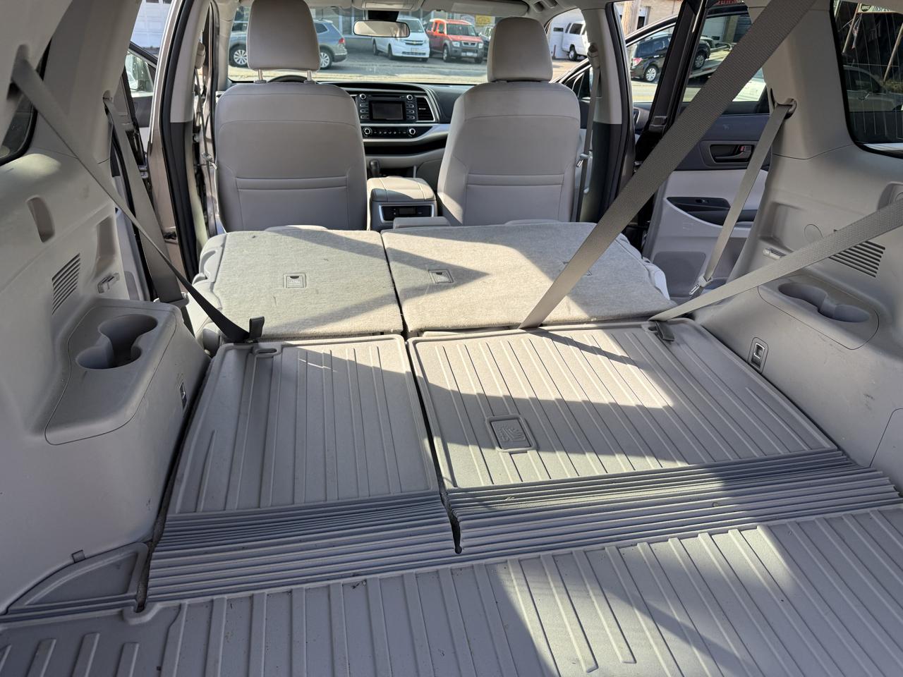 Toyota Highlander LE V6 AWD (Natl) 2019