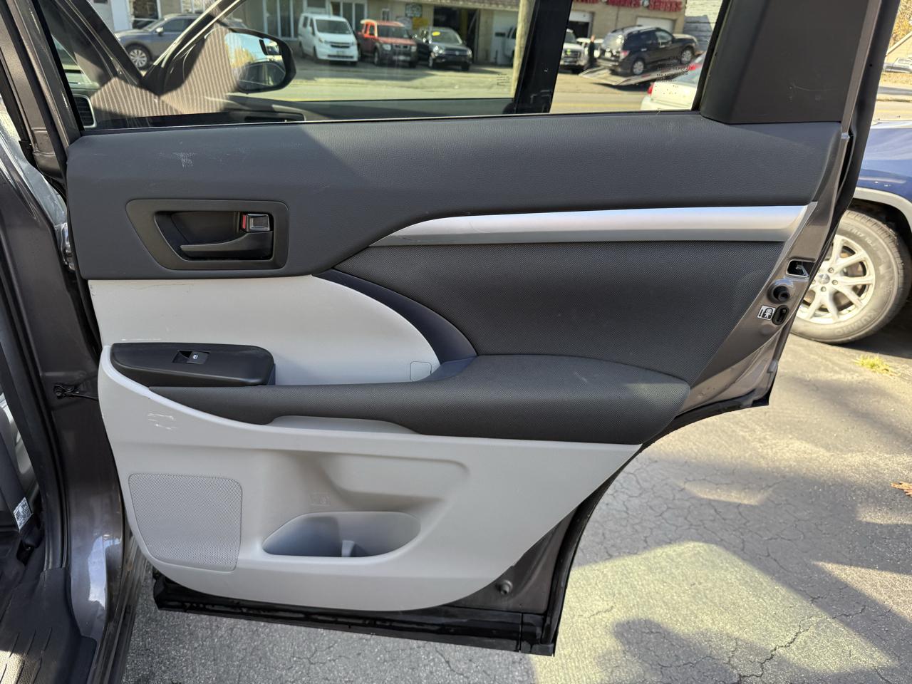 Toyota Highlander LE V6 AWD (Natl) 2019