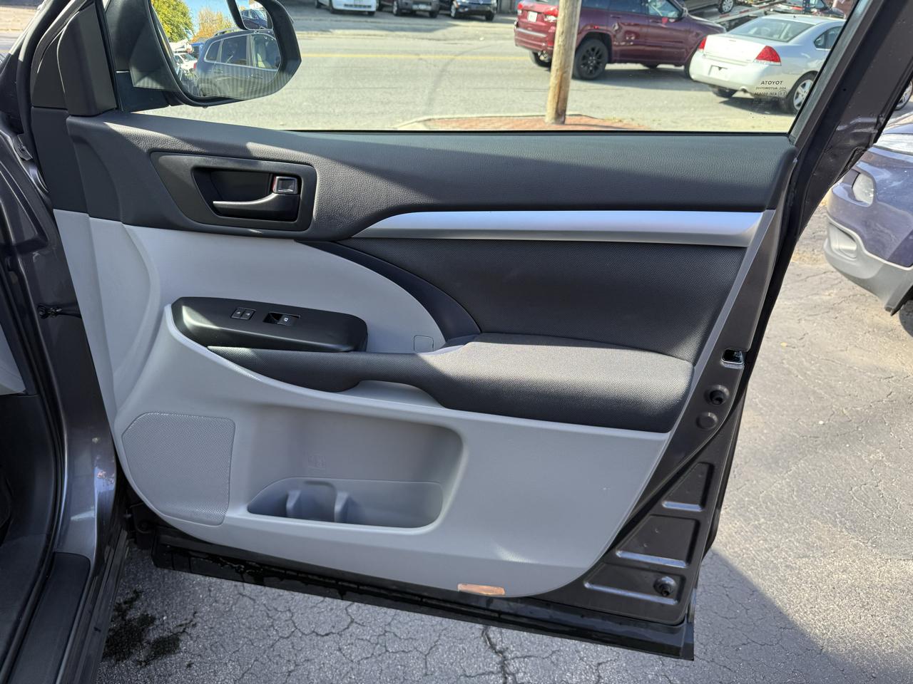 Toyota Highlander LE V6 AWD (Natl) 2019