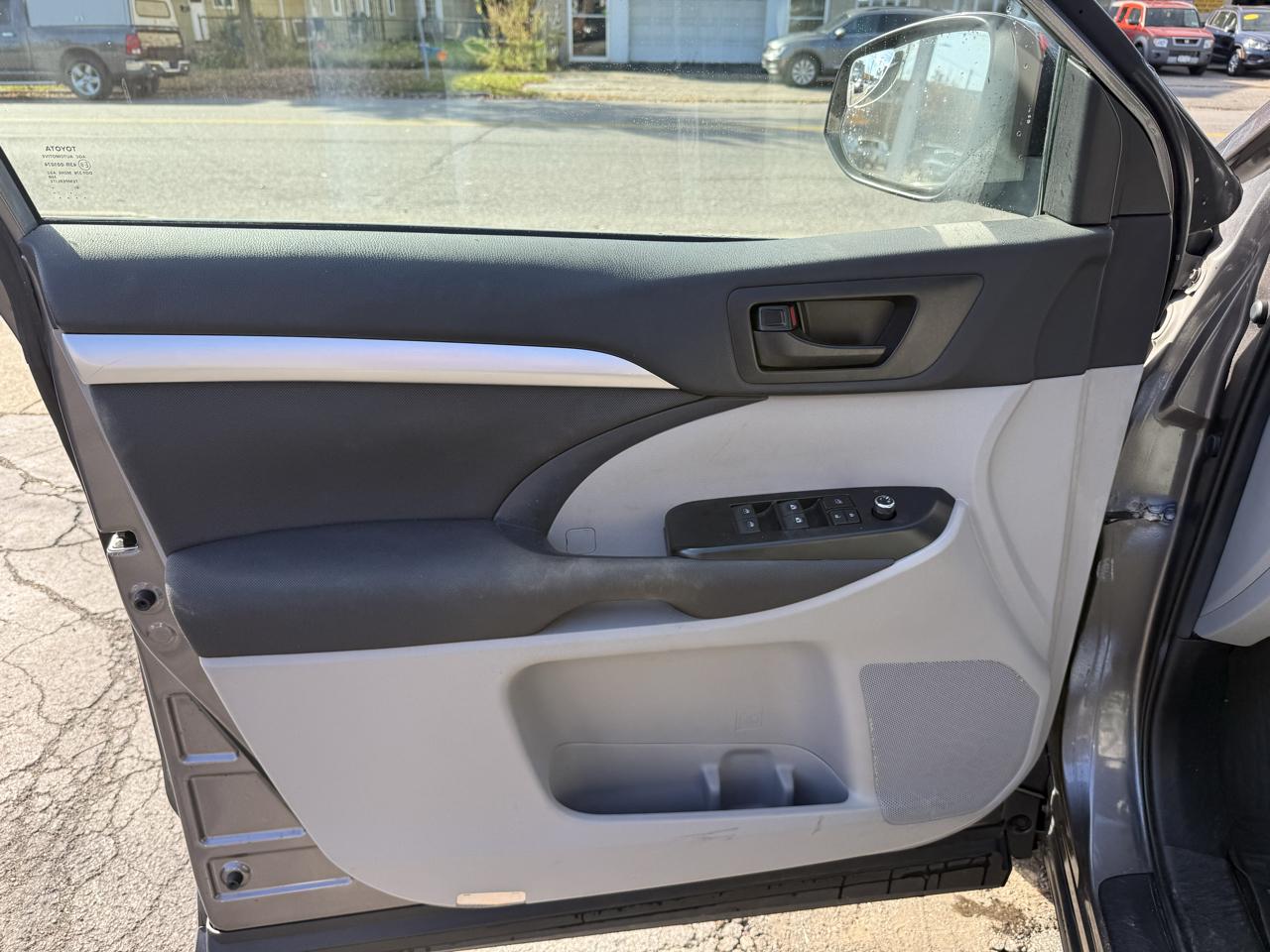 Toyota Highlander LE V6 AWD (Natl) 2019