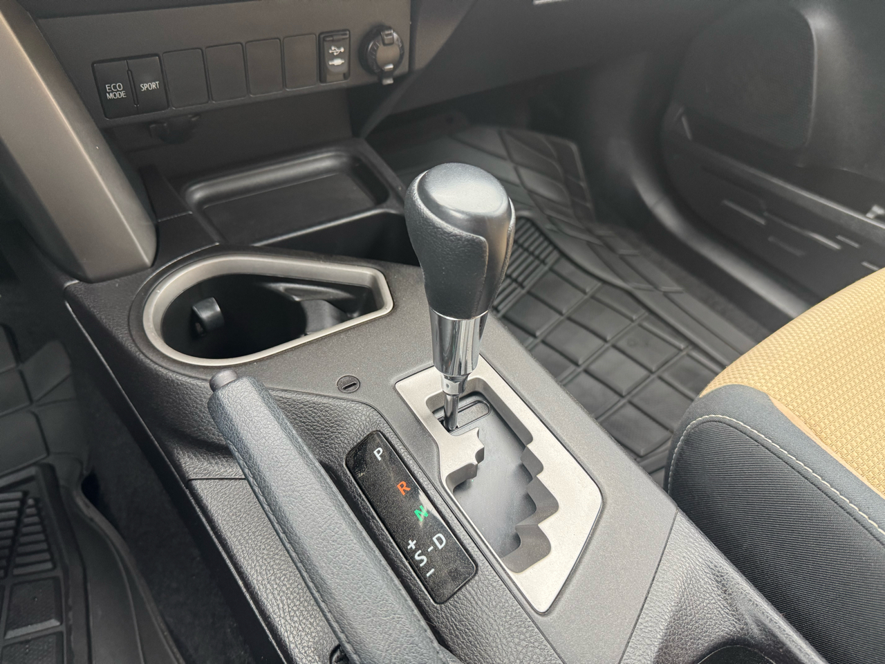 Toyota RAV4 AWD 4dr XLE (Natl) 2016