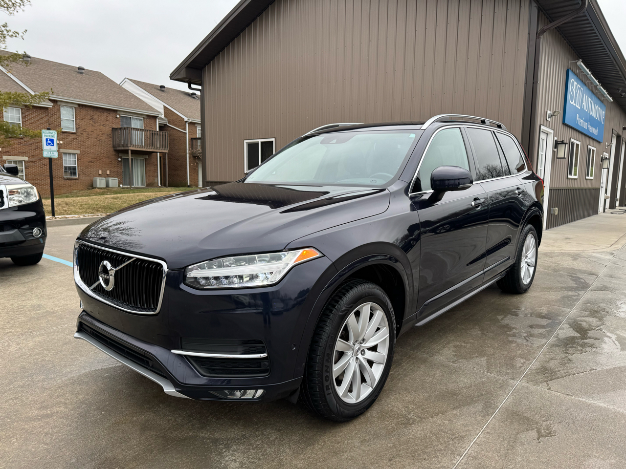 Volvo XC90 T5 AWD 5-Passenger Momentum 2017