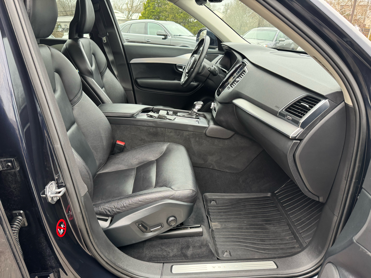 Volvo XC90 T5 AWD 5-Passenger Momentum 2017