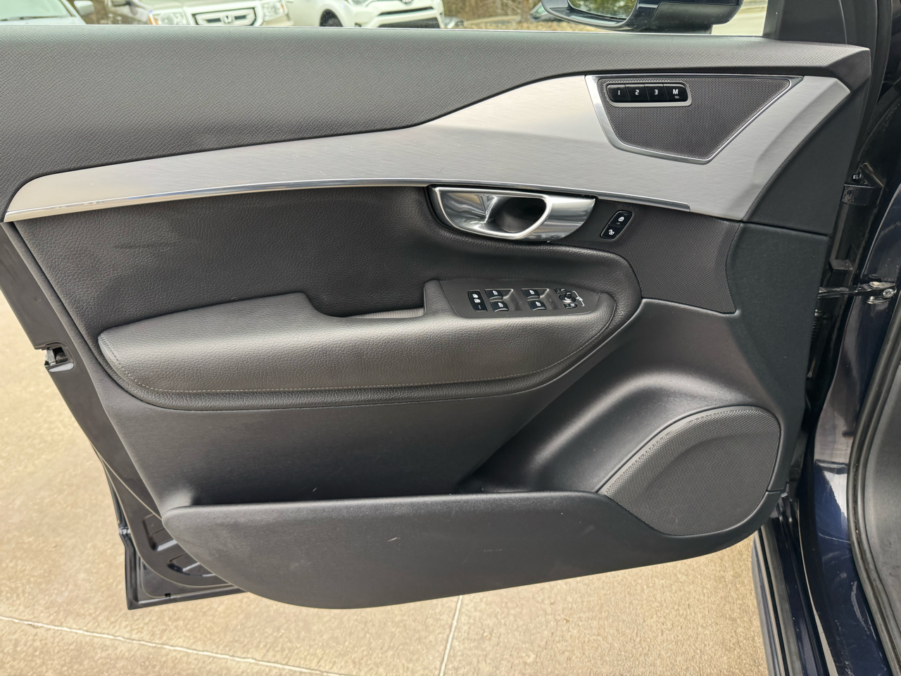 Volvo XC90 T5 AWD 5-Passenger Momentum 2017