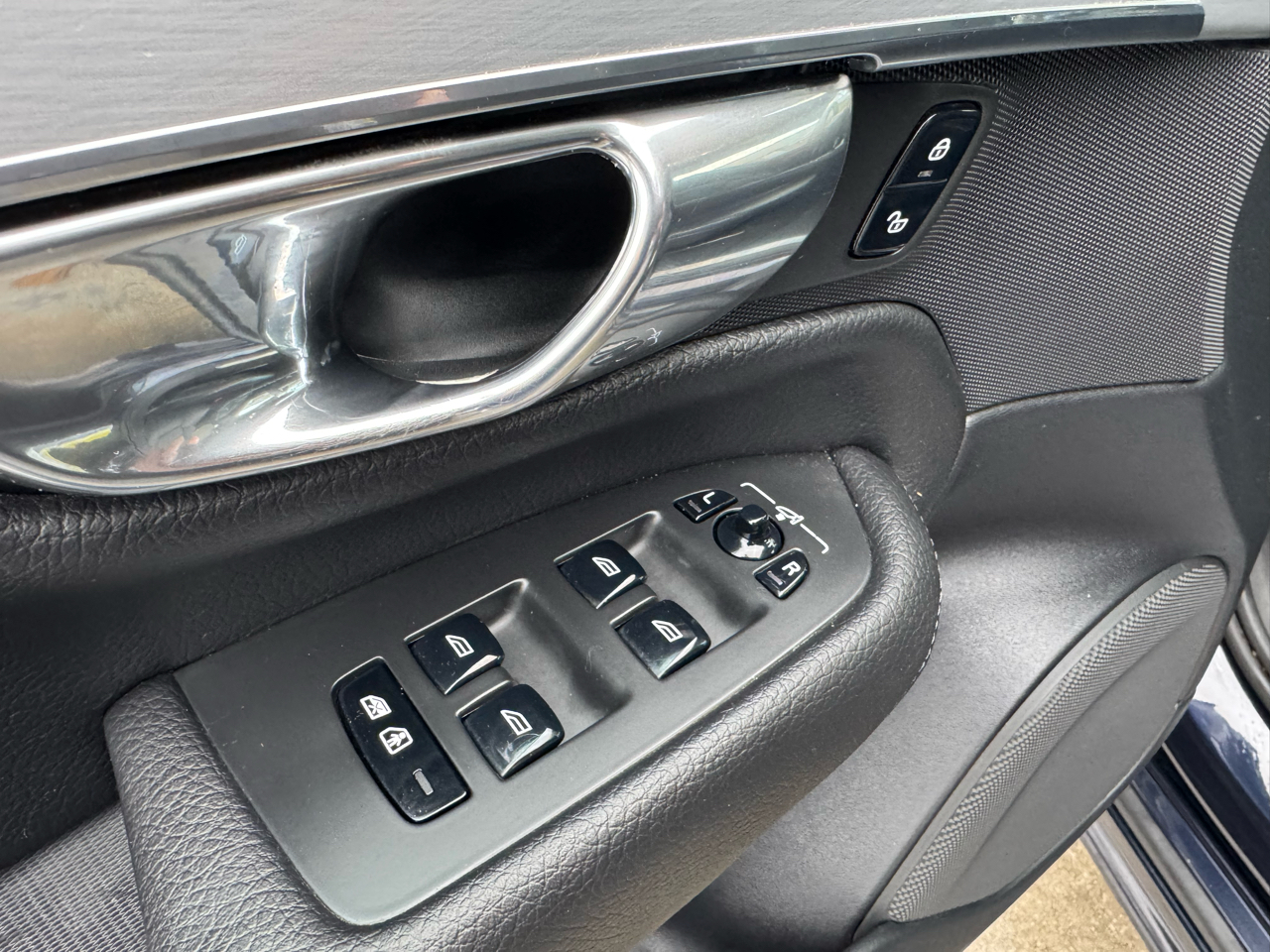 Volvo XC90 T5 AWD 5-Passenger Momentum 2017