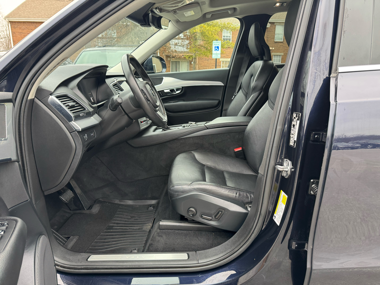 Volvo XC90 T5 AWD 5-Passenger Momentum 2017