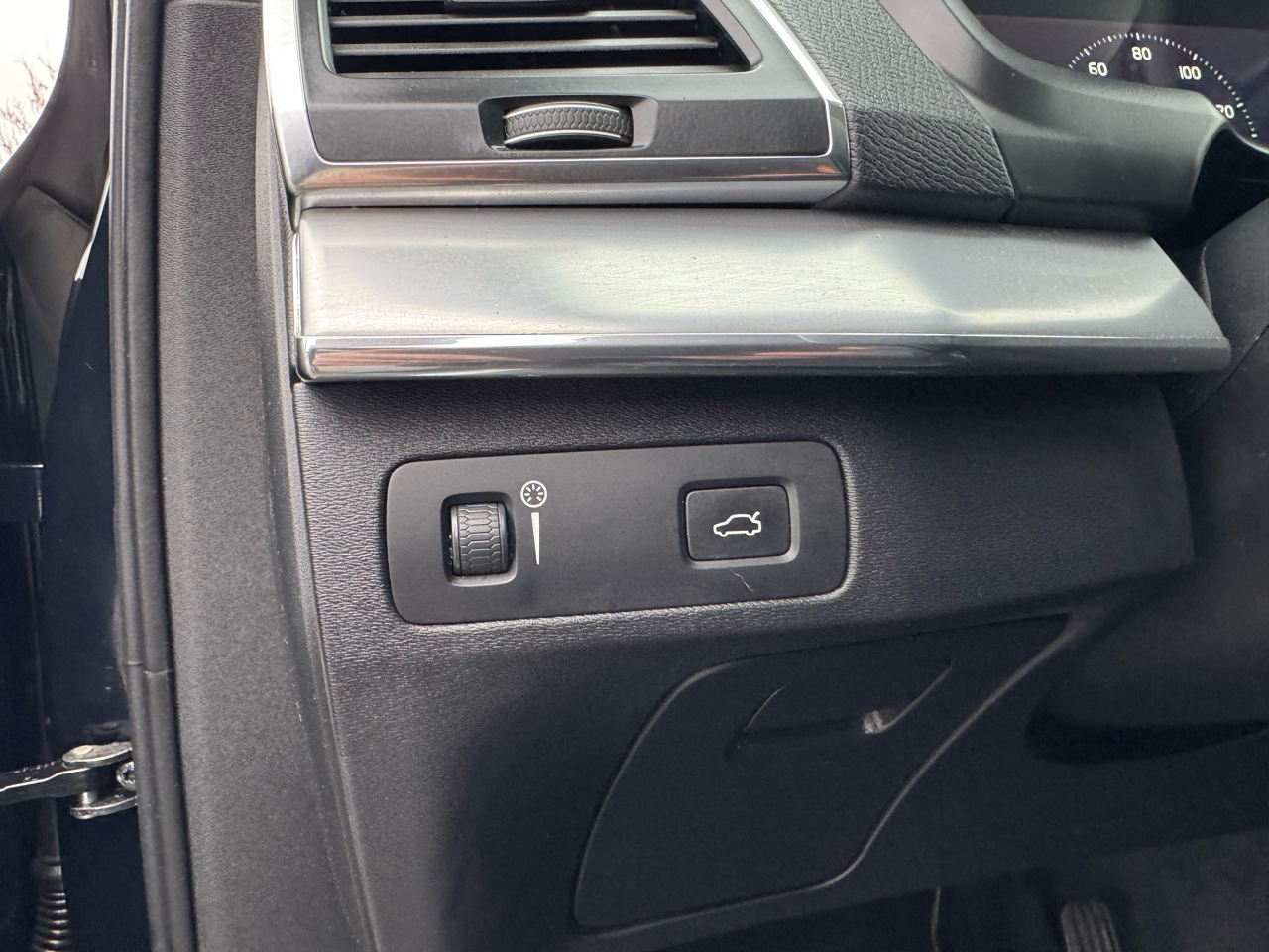 Volvo XC90 T5 AWD 5-Passenger Momentum 2017