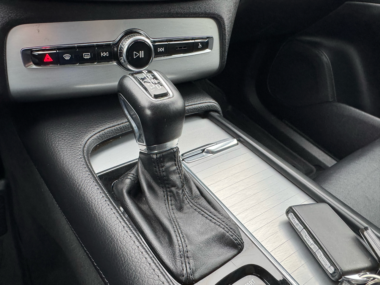 Volvo XC90 T5 AWD 5-Passenger Momentum 2017