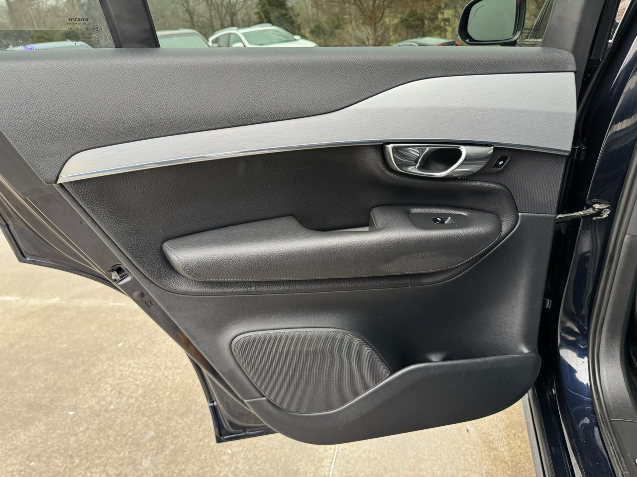 Volvo XC90 T5 AWD 5-Passenger Momentum 2017