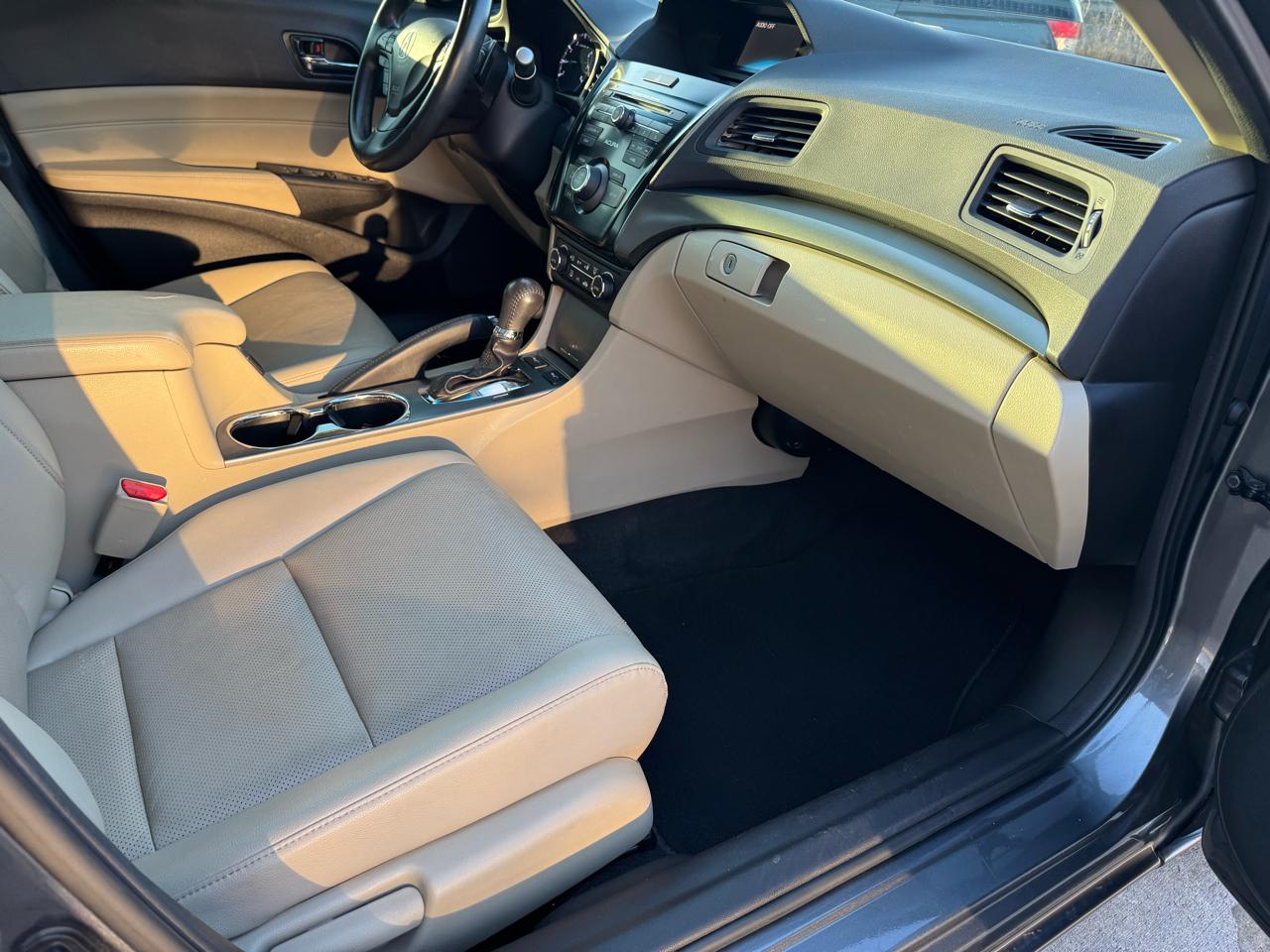 Acura ILX 4dr Sdn 2.0L Premium Pkg 2013