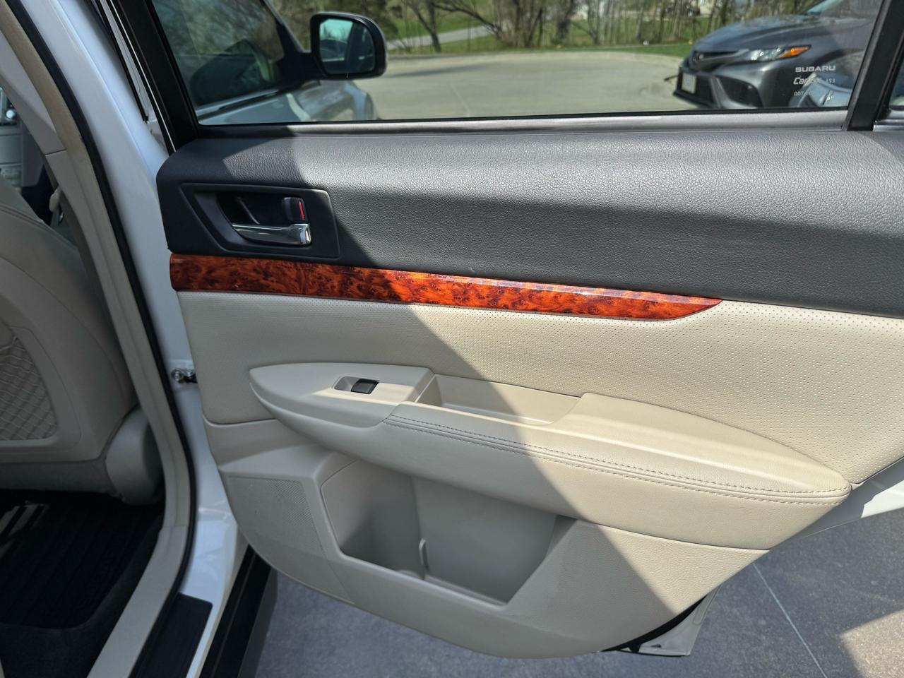 Subaru Outback 4dr Wgn H4 Auto 2.5i Limited 2012