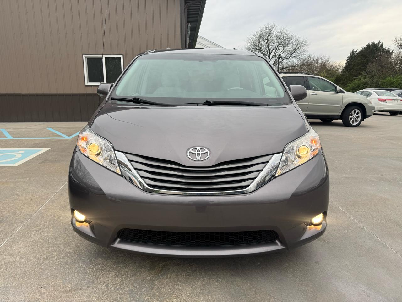 Toyota Sienna 5dr 7-Pass Van V6 XLE AAS FWD (Natl) 2013