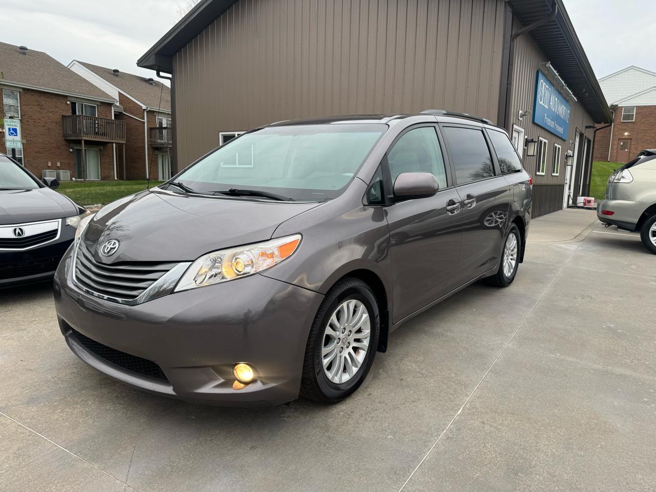 Toyota Sienna 5dr 7-Pass Van V6 XLE AAS FWD (Natl) 2013