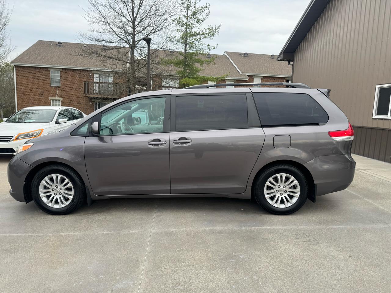 Toyota Sienna 5dr 7-Pass Van V6 XLE AAS FWD (Natl) 2013