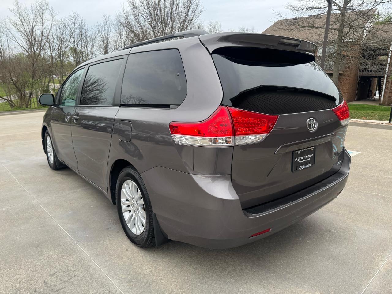 Toyota Sienna 5dr 7-Pass Van V6 XLE AAS FWD (Natl) 2013