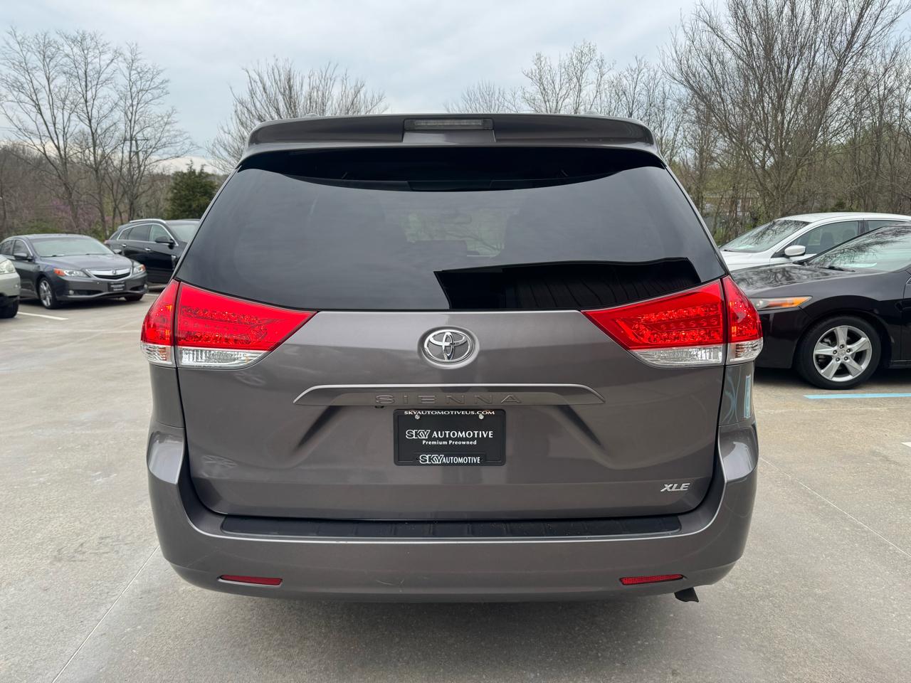 Toyota Sienna 5dr 7-Pass Van V6 XLE AAS FWD (Natl) 2013