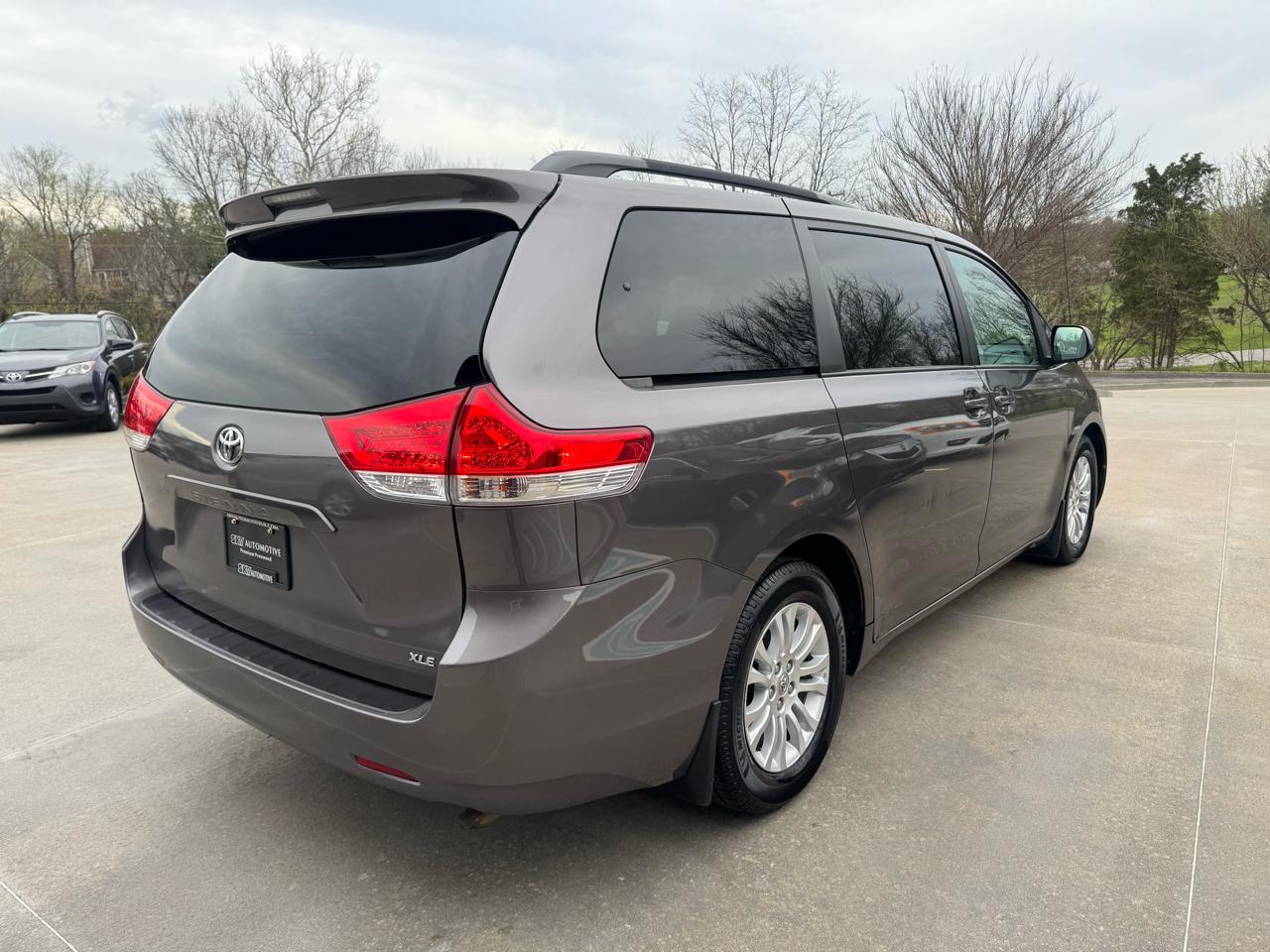 Toyota Sienna 5dr 7-Pass Van V6 XLE AAS FWD (Natl) 2013