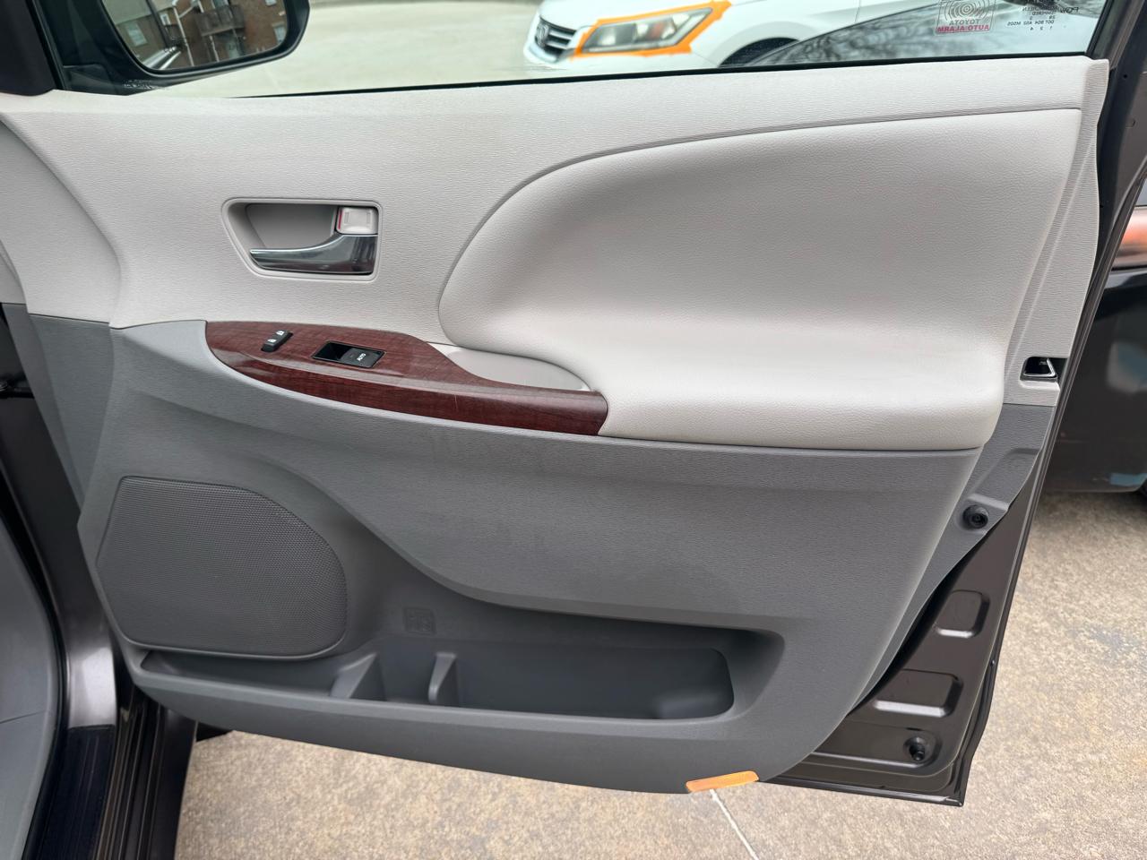 Toyota Sienna 5dr 7-Pass Van V6 XLE AAS FWD (Natl) 2013