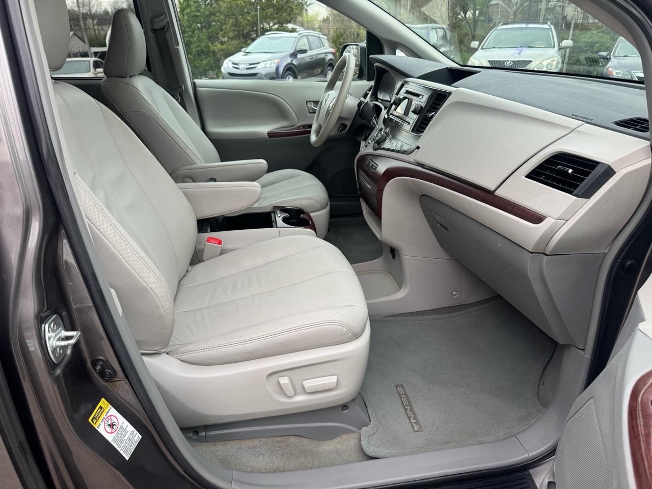 Toyota Sienna 5dr 7-Pass Van V6 XLE AAS FWD (Natl) 2013