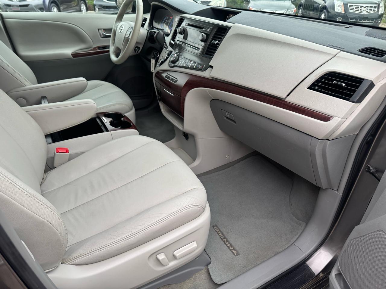 Toyota Sienna 5dr 7-Pass Van V6 XLE AAS FWD (Natl) 2013