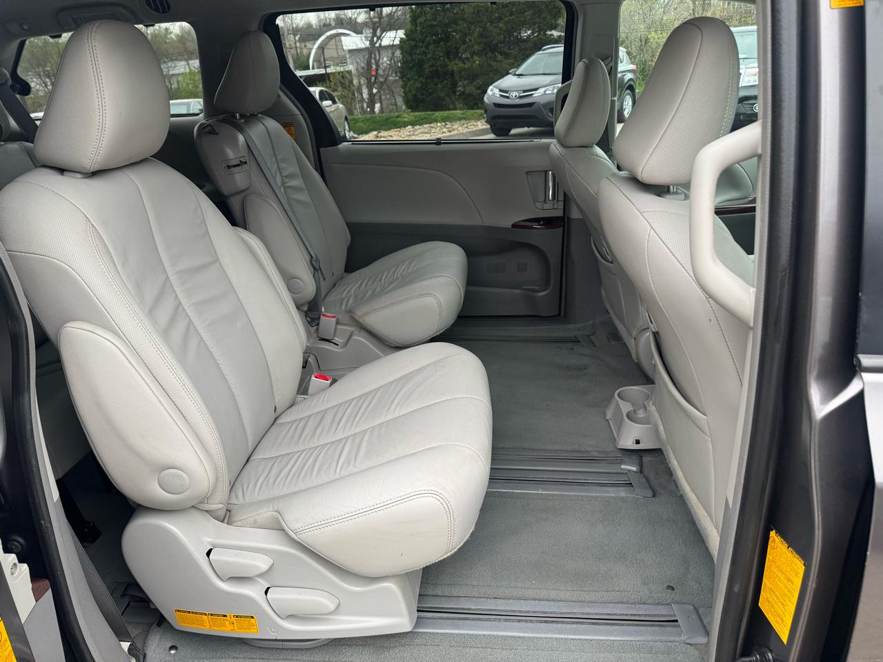 Toyota Sienna 5dr 7-Pass Van V6 XLE AAS FWD (Natl) 2013