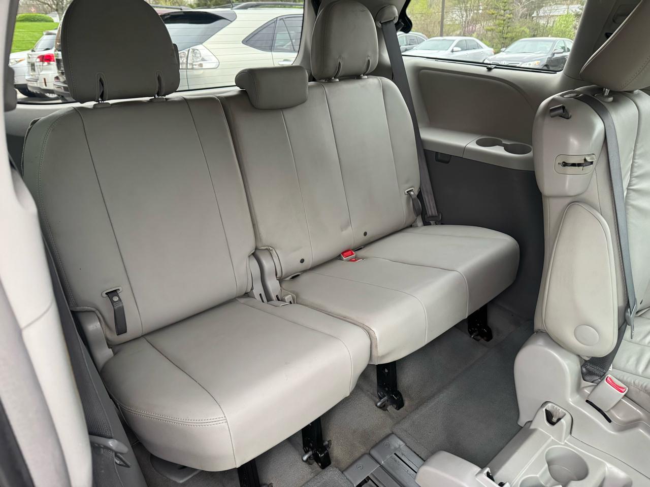 Toyota Sienna 5dr 7-Pass Van V6 XLE AAS FWD (Natl) 2013