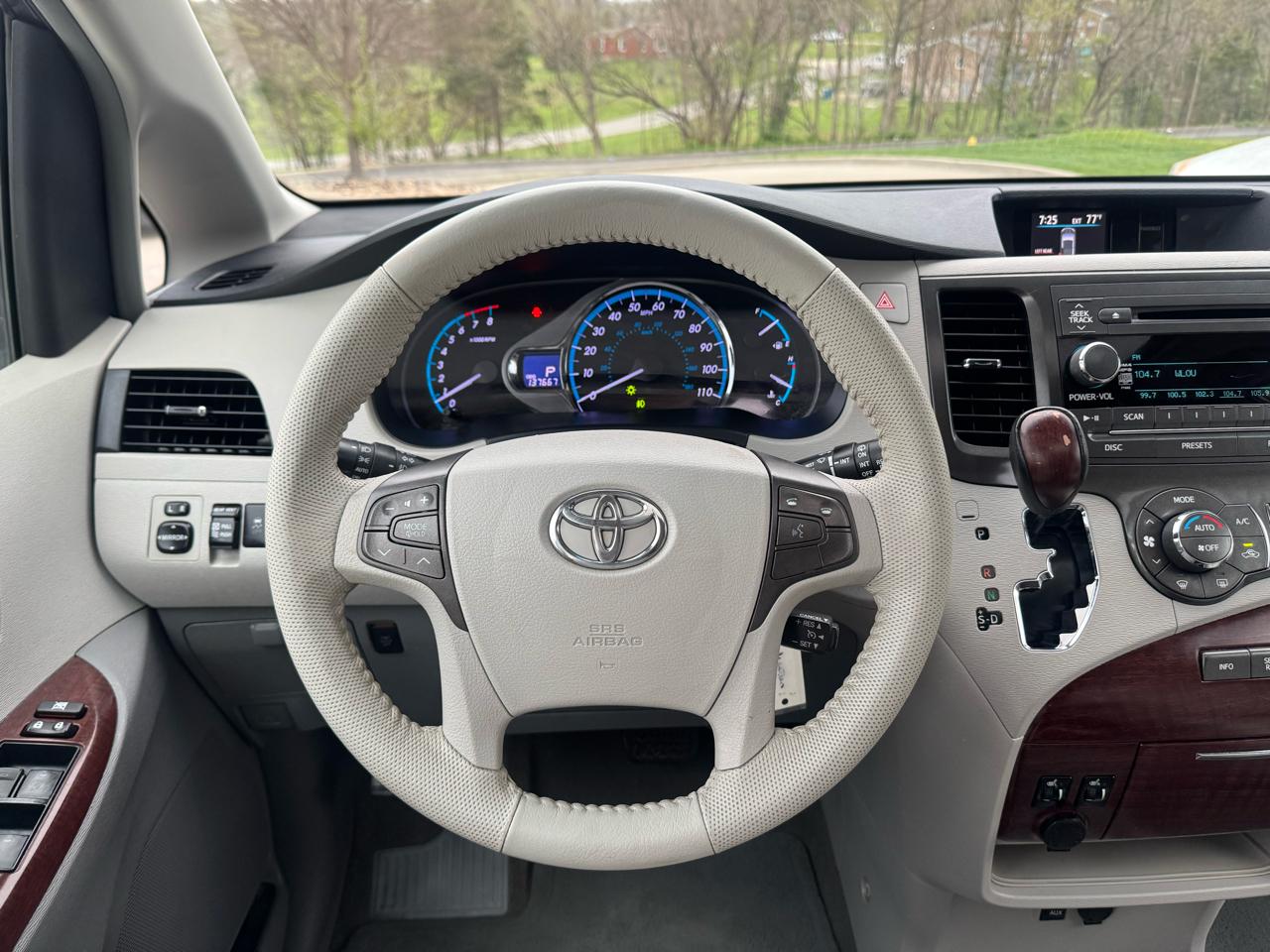 Toyota Sienna 5dr 7-Pass Van V6 XLE AAS FWD (Natl) 2013