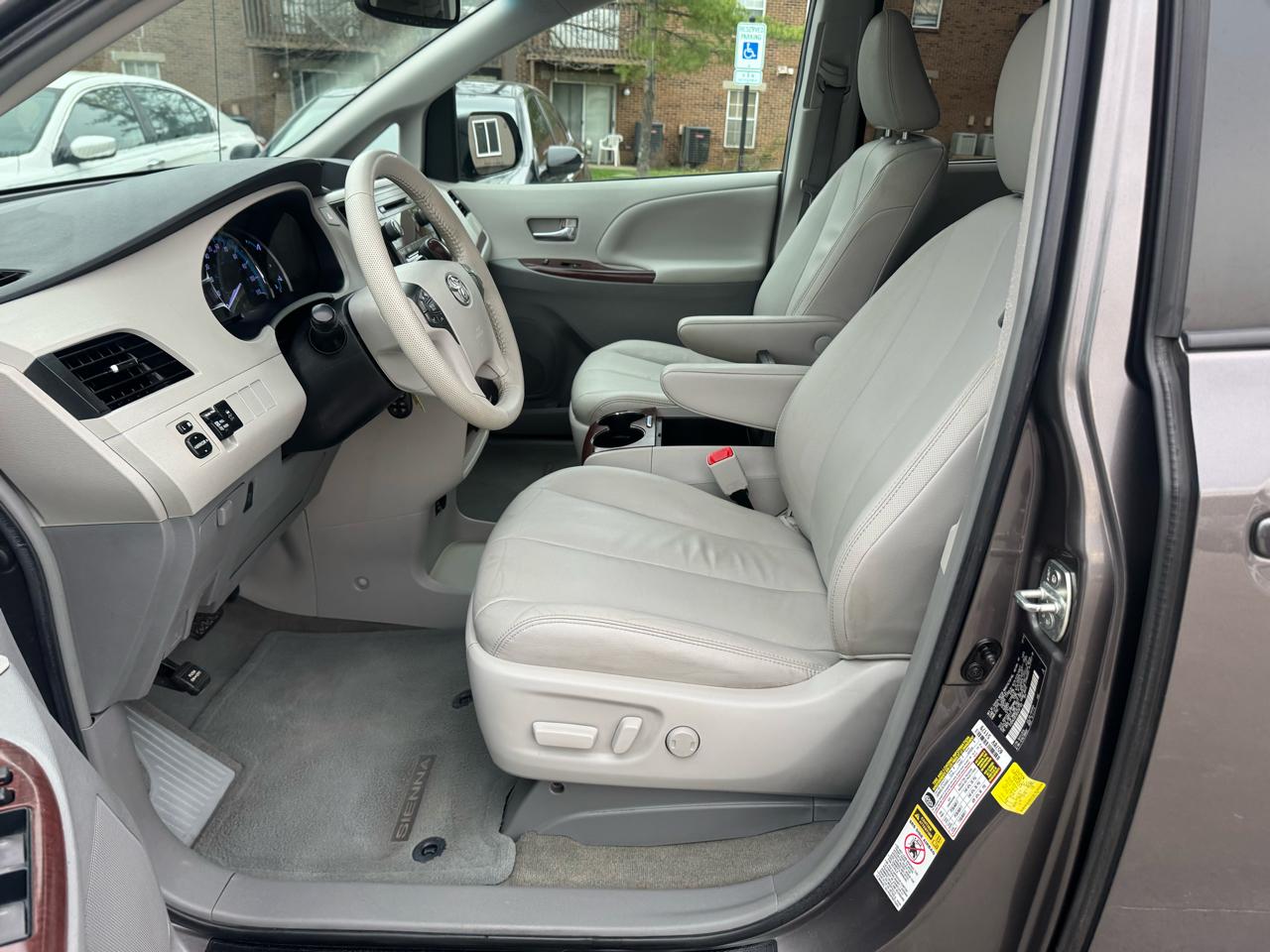 Toyota Sienna 5dr 7-Pass Van V6 XLE AAS FWD (Natl) 2013