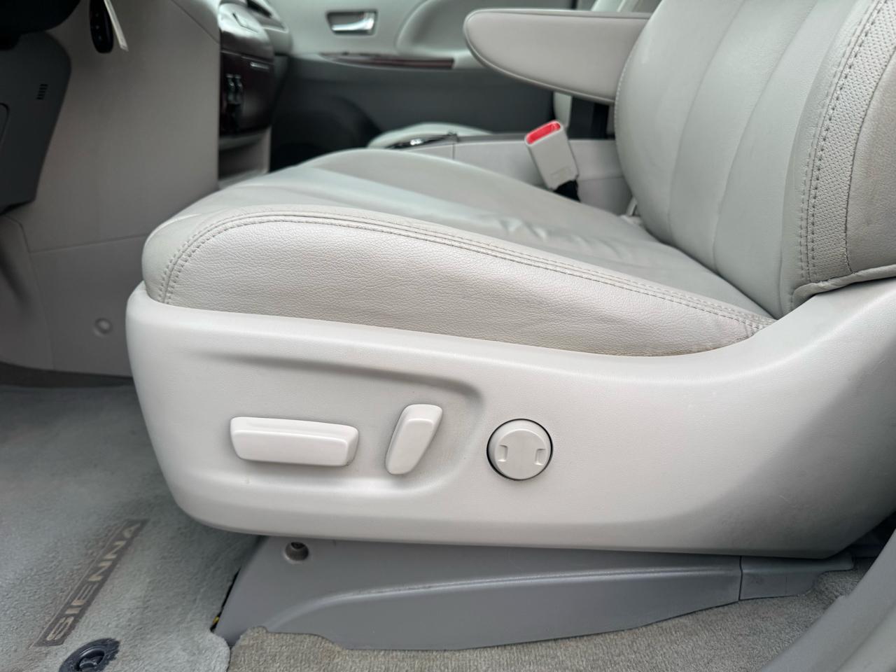 Toyota Sienna 5dr 7-Pass Van V6 XLE AAS FWD (Natl) 2013