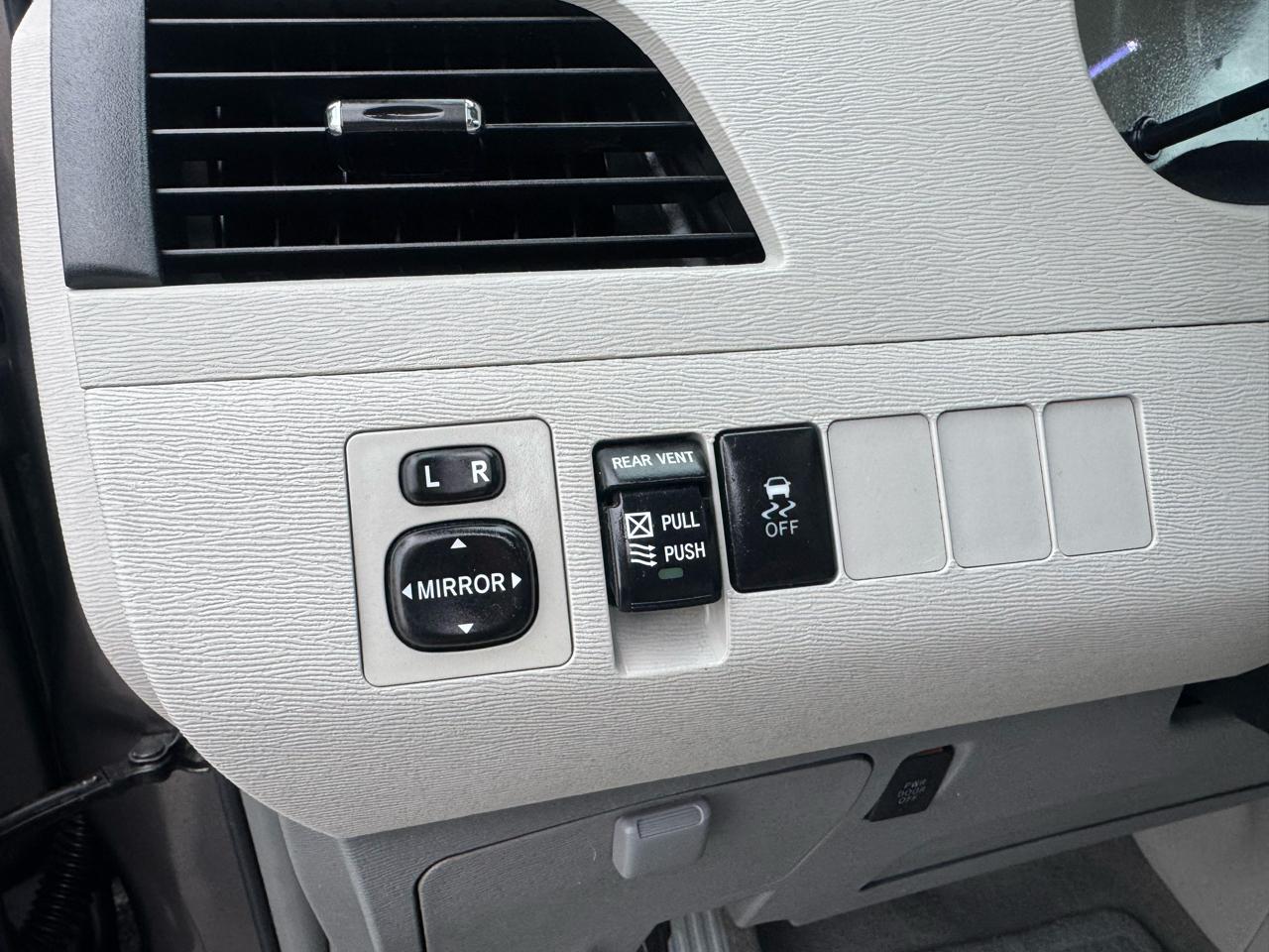 Toyota Sienna 5dr 7-Pass Van V6 XLE AAS FWD (Natl) 2013