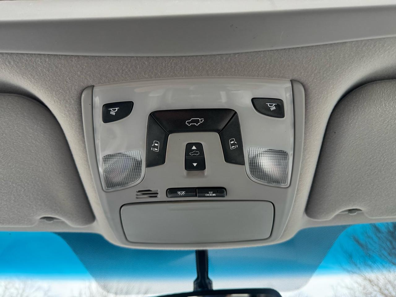 Toyota Sienna 5dr 7-Pass Van V6 XLE AAS FWD (Natl) 2013