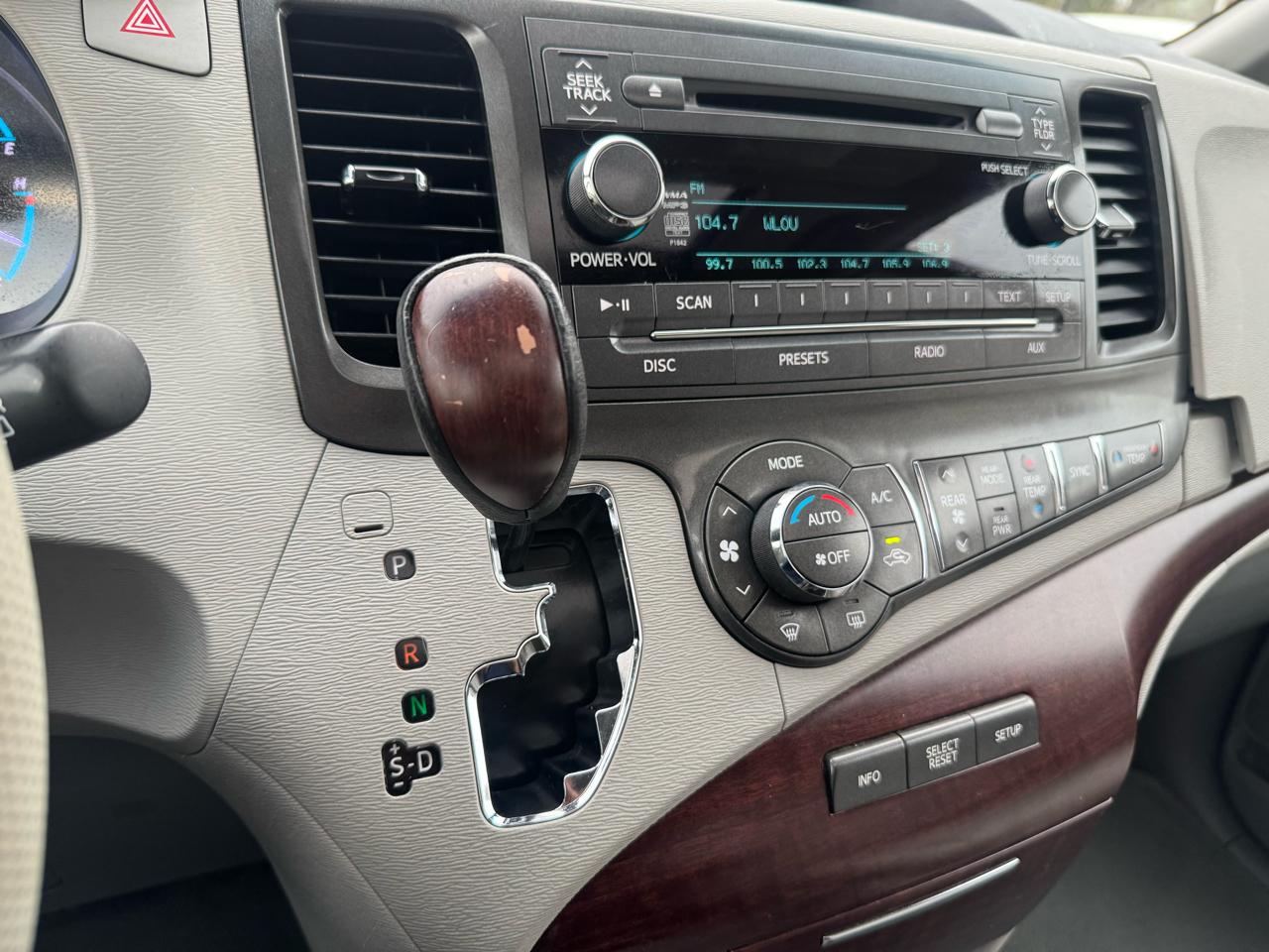 Toyota Sienna 5dr 7-Pass Van V6 XLE AAS FWD (Natl) 2013