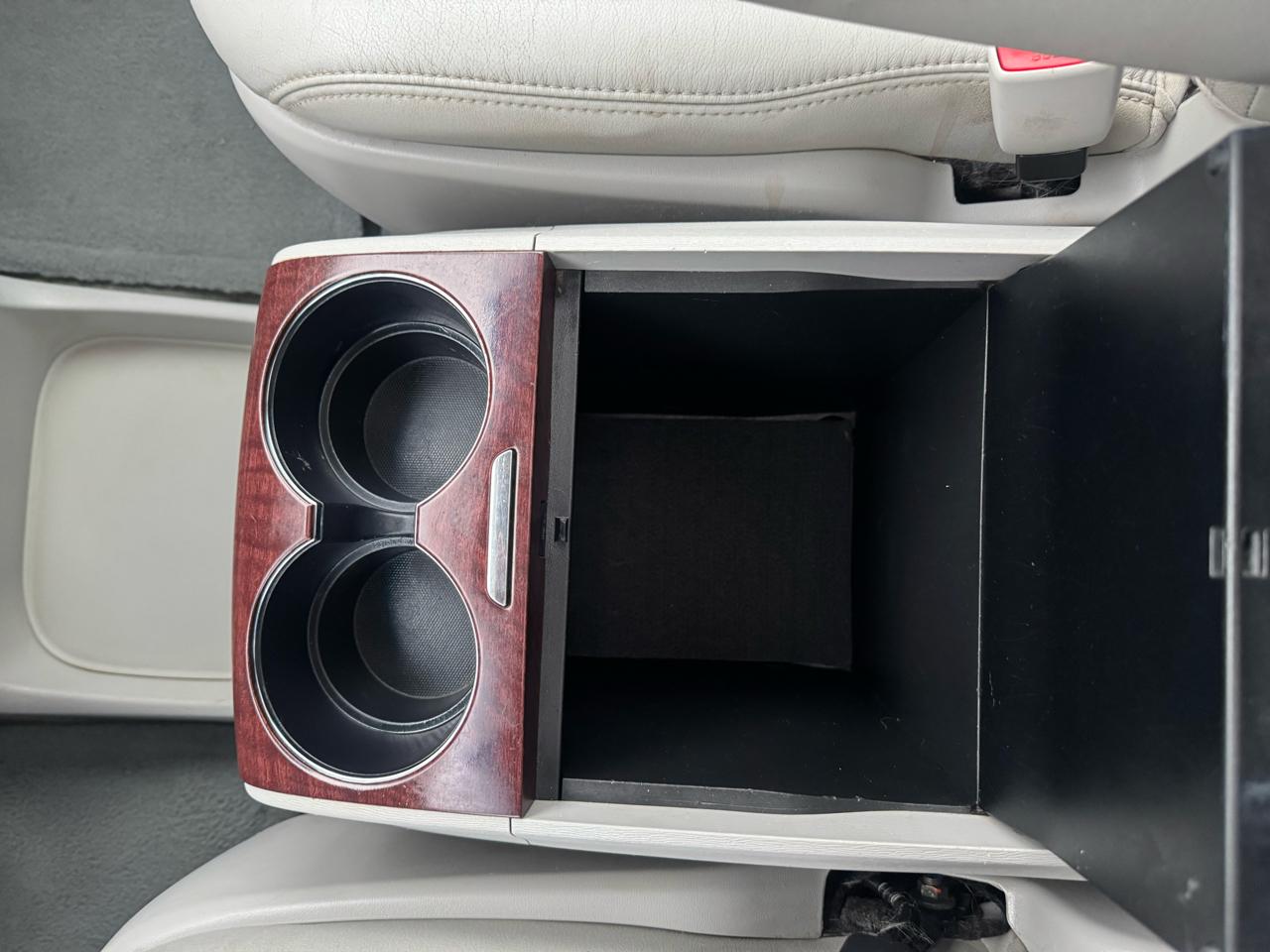 Toyota Sienna 5dr 7-Pass Van V6 XLE AAS FWD (Natl) 2013