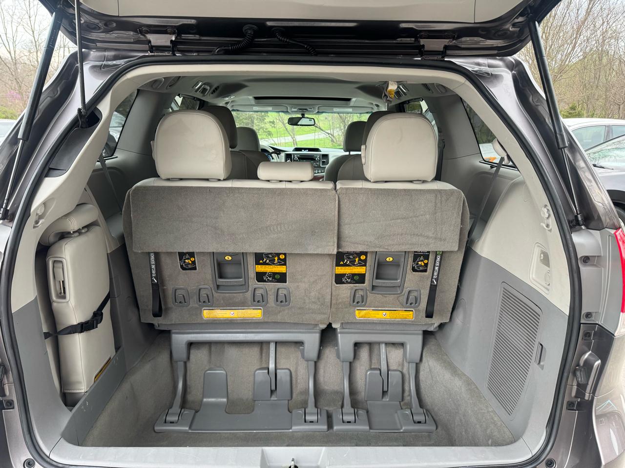 Toyota Sienna 5dr 7-Pass Van V6 XLE AAS FWD (Natl) 2013