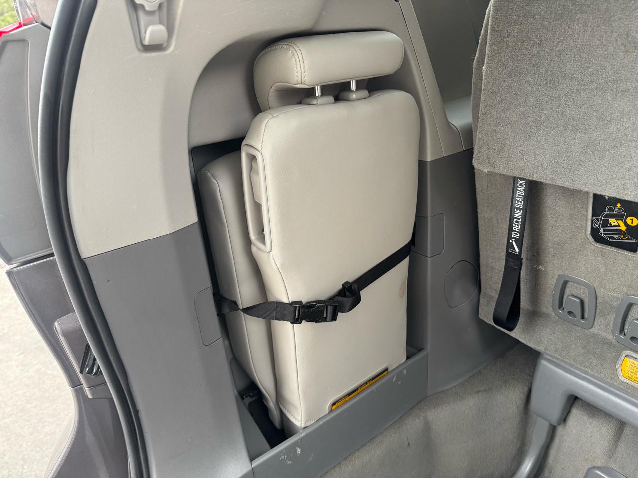 Toyota Sienna 5dr 7-Pass Van V6 XLE AAS FWD (Natl) 2013