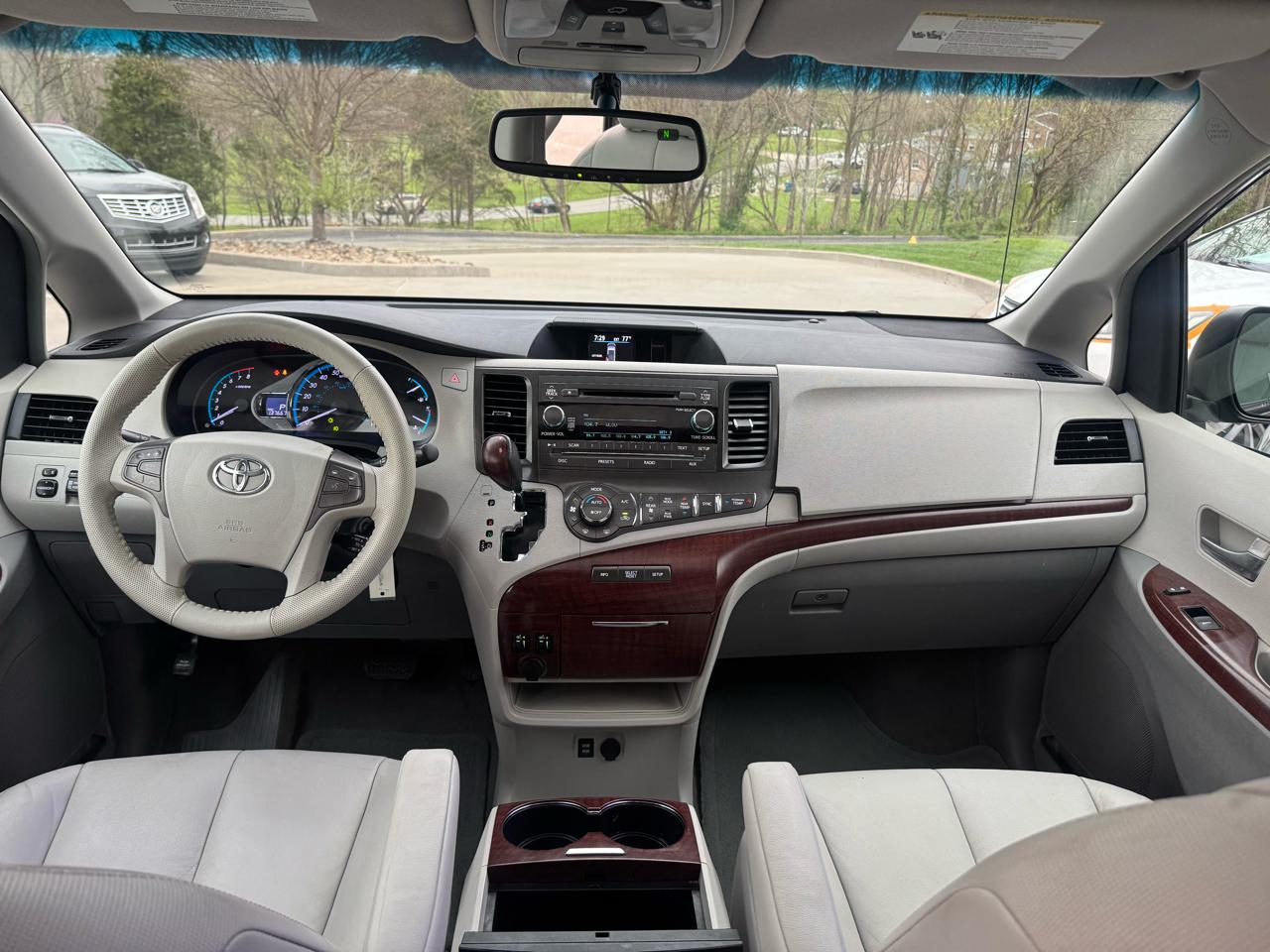 Toyota Sienna 5dr 7-Pass Van V6 XLE AAS FWD (Natl) 2013